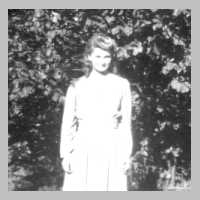 113-0032 Anni Mallunat im Garten im Sommer 1938 .jpg
